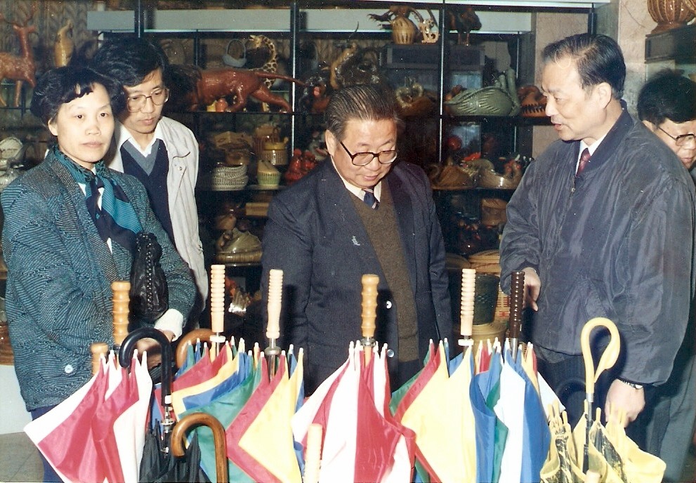 web8、1991年輕工部副部長于珍同志來我司祝賀，在省二輕工業(yè)總公司總經(jīng)理葉榮寶陪同下參觀我司樣品陳列室，鼓勵我們繼續(xù)發(fā)揚工貿(mào)結(jié)合的優(yōu)勢.jpg