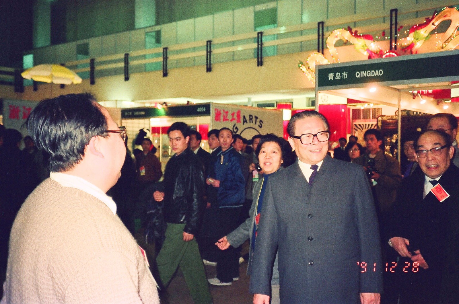 web9、1991年12月中國國際展覽中心舉行全國外貿(mào)出口商品生產(chǎn)地成果展覽會，中共中央總書記江澤民同志參觀我司展臺.jpg
